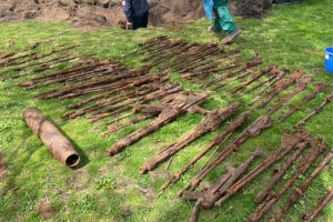Grabungen bei Senftenberger Festung: Leichen und Waffen freigelegt