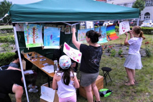 Junge Kunst in Brieske mit farbenfrohem Markt