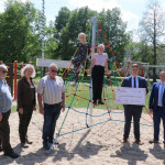 Sparkasse Spree-Neiße weiht neues Klettergerüst in Schacksdorf ein