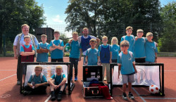 Walther-Rathenau-Grundschule freut sich über Straßenfußball-Set