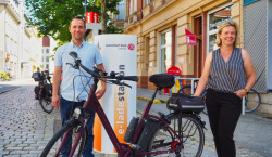 Kostenlose Akkuladestation für Elektrofahrräder vor Forster Touristinformation