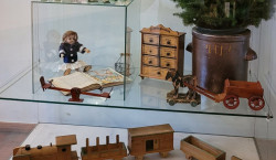 Spielzeug unter dem Weihnachtsbaum im Heimatmuseum Dissen