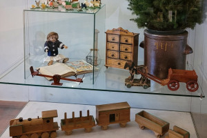 Spielzeug unter dem Weihnachtsbaum im Heimatmuseum Dissen