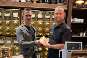 Cottbuser Kaffeerösterei mit Spende an Förderverein Fürst Pückler in Branitz