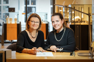 Goldschmiedemeisterin Helena Krüger führt jetzt das Traditionsgeschäft Wesenberg weiter