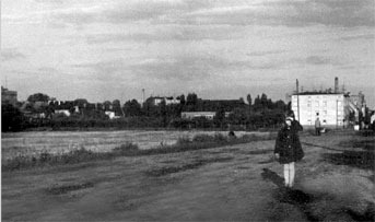 Forst. Eigenheime, Garagen und ein Sportplatz