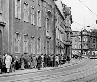 Cottbus. Schlangen für eine Tiefkühltruhe