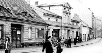 Cottbus. Die historische Roßstraße mit der Post im Hintergrund