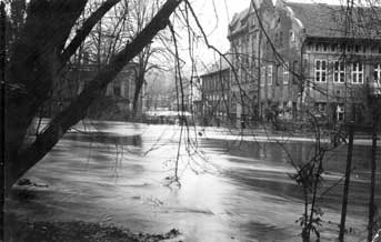 Spremberg. Blick über die Hauptspree in die Pfortenstraße. Hochwasser am 29. Oktober 1930