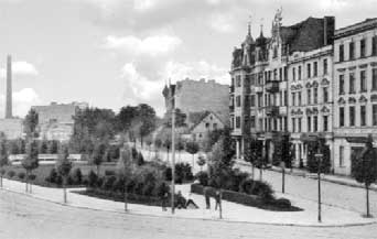 Cottbus. Die seltene Postkarte zeigt die Dresdener Straße mit dem Schornstein der ehemaligen Tuchfabrik Löw
