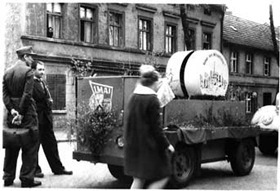 Spremberg. Maidemonstration mit Diesel-Ameise in der Friedrichstraße’