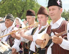 Und wieder rollt eine Lawine internationaler Folklore