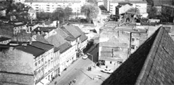 Forst: Blick von der Kirche auf die Schlange an der Fahrkartenausgabe für die Busse