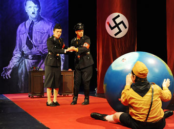 Hitler mit Himbeeren