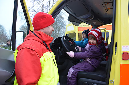 Kinder testen Rettungswagen