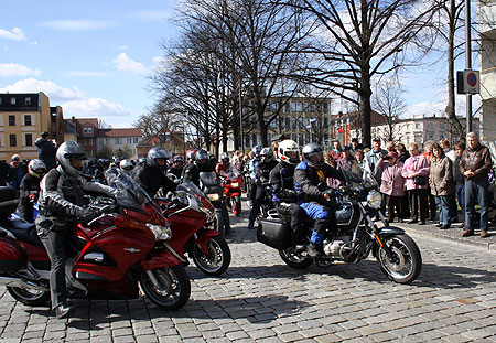 Biker und Bike vorm Start prüfen