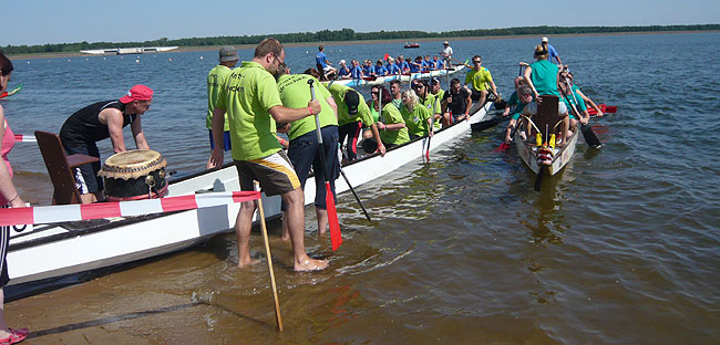 Mit dem Drachen übers Stausee-Wasser flitzen