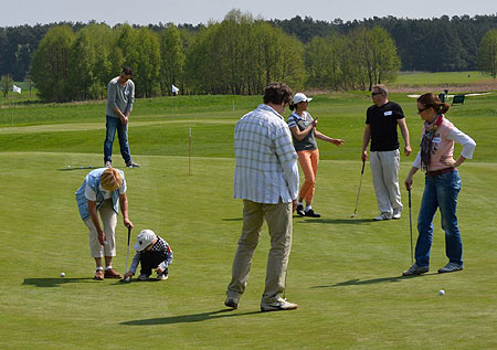 Einlochen auf dem Golfplatz Drieschnitz-Kahsel