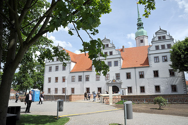 Zarter Händedruck, biestige Minen