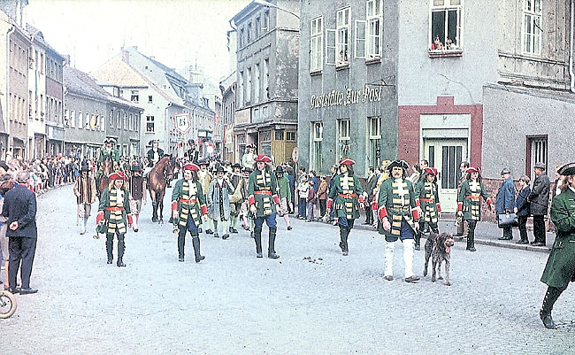 Spremberg: Bunter Umzug an grauen Fassaden