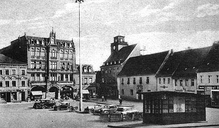 Senftenberg: Bushalle, Telefonhäuschen und Tankstelle in einem