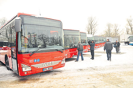 Rote Busse prägen das  Straßenbild seit Jahresbeginn