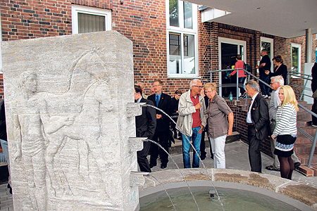 Schwarzheider Blumenthal-Brunnen sprudelt am neuen Ort