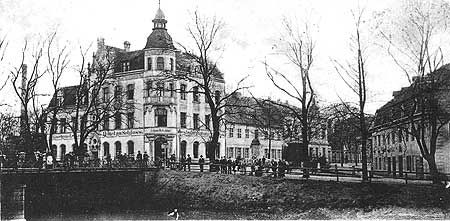 Cottbus: Möbelhaus Zobel, nebenan Klaviere