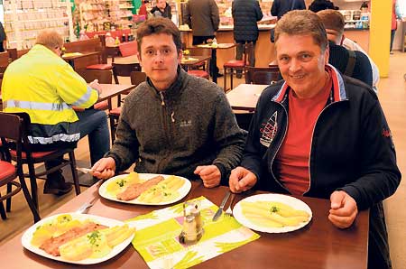 Spargel satt auf dem Cottbuser Obsthof Meier