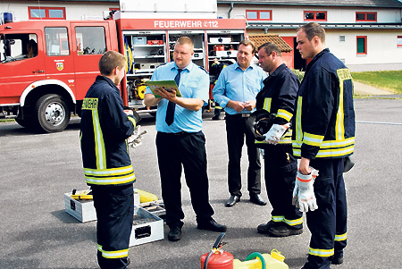 Neue Kameraden der Freiwillige Feuerwehr Lauchhammer bestehen ihre Tests