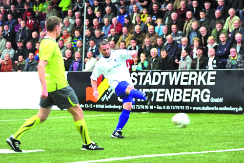 Alle Blicke richten sich auf den Kunstrasen