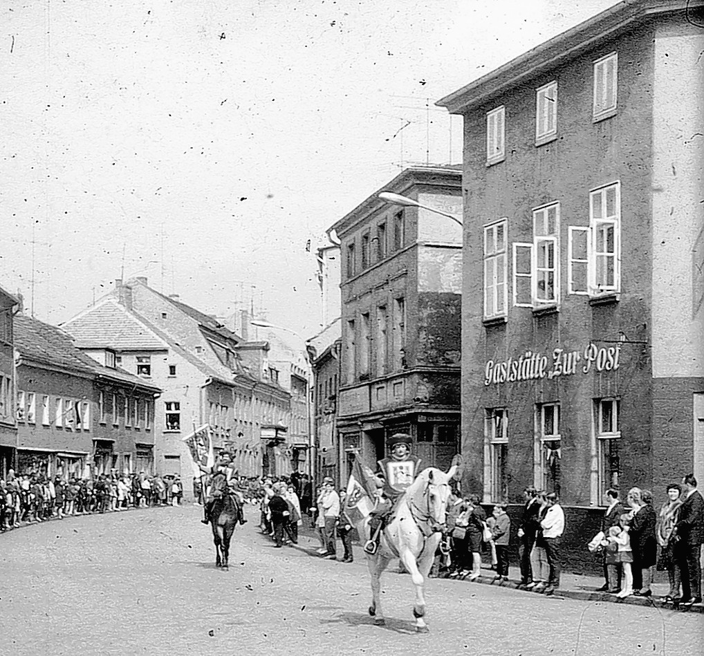 „Oma schaut aus dem Fenster“