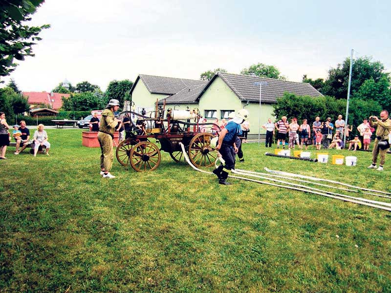 Traktoren & Oldtimer fahren in Woschkow vor