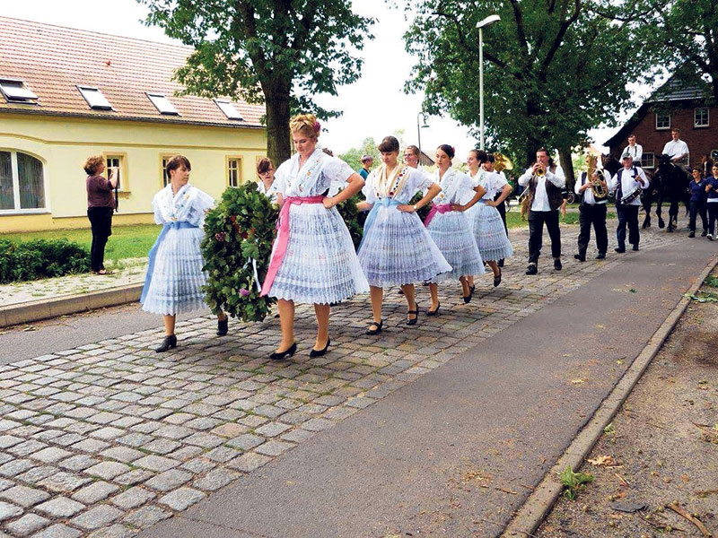 Cottbus: Reiter, Trachten und Motoren