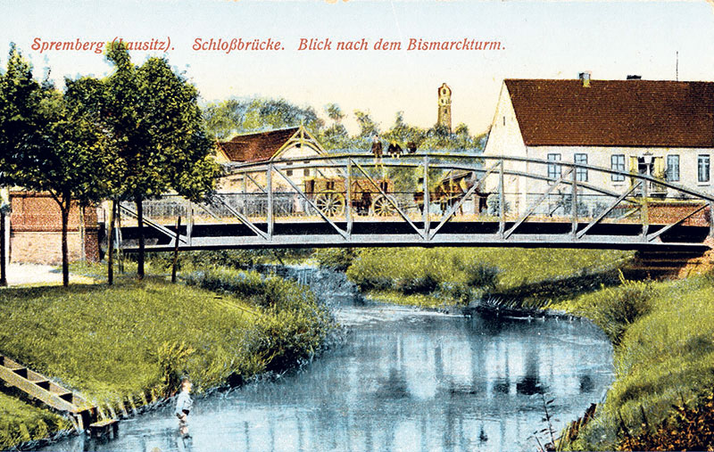 Spremberg: Die Schlossbrücke mit dem Bismarckturm auf dem Georgenberg im Hintergrund