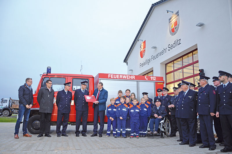 Alles neu in Sedlitz: Straße, Ampel, Wehr