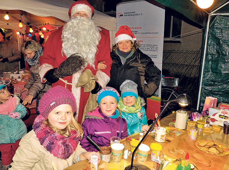 Ströbitz: Die Märchentante blättert auf dem Dorfanger in ihrem Buch