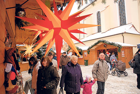 Vier Tage ist der Adventszauber an der Stadtkirche heimisch