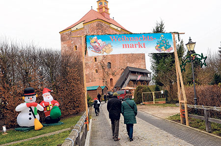 Historische Kulisse ist Peitzer Pfund beim Weihnachtsmarkt