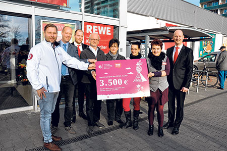 DSC 8081 REWE Spendenbergabe