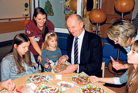 Lauchhammer:  Dietmar Woidke verziert Lebkuchen