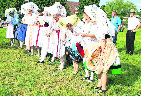 Burg empfängt neues Wendenkönigspaar beim Heimatfest