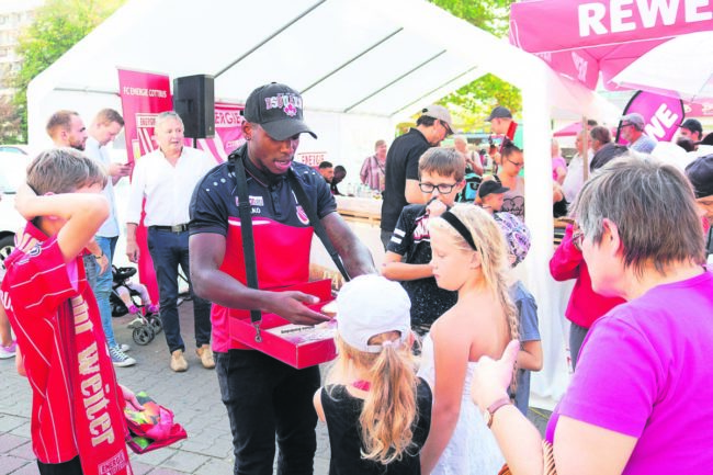 Autogrammstunde des FCE Cottbus am Sandower REWE Markt am 19.9.18