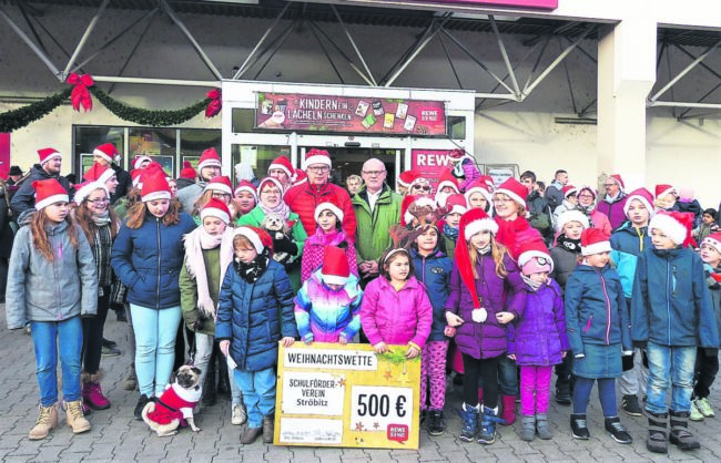 Viele Zipfelmützen vor dem REWE-Markt Ströbitz