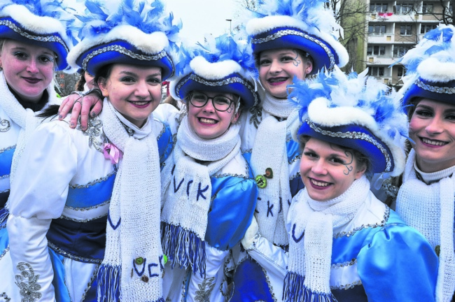 Bunt, bunter am buntesten beim Zug der fröhlichen Leute in Cottbus am 3.3.2019