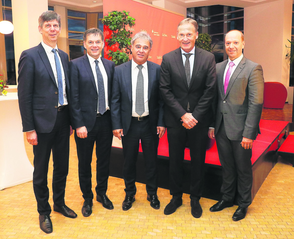 Foto Vorstand der Sparkasse mit Hans Joachim Watzke