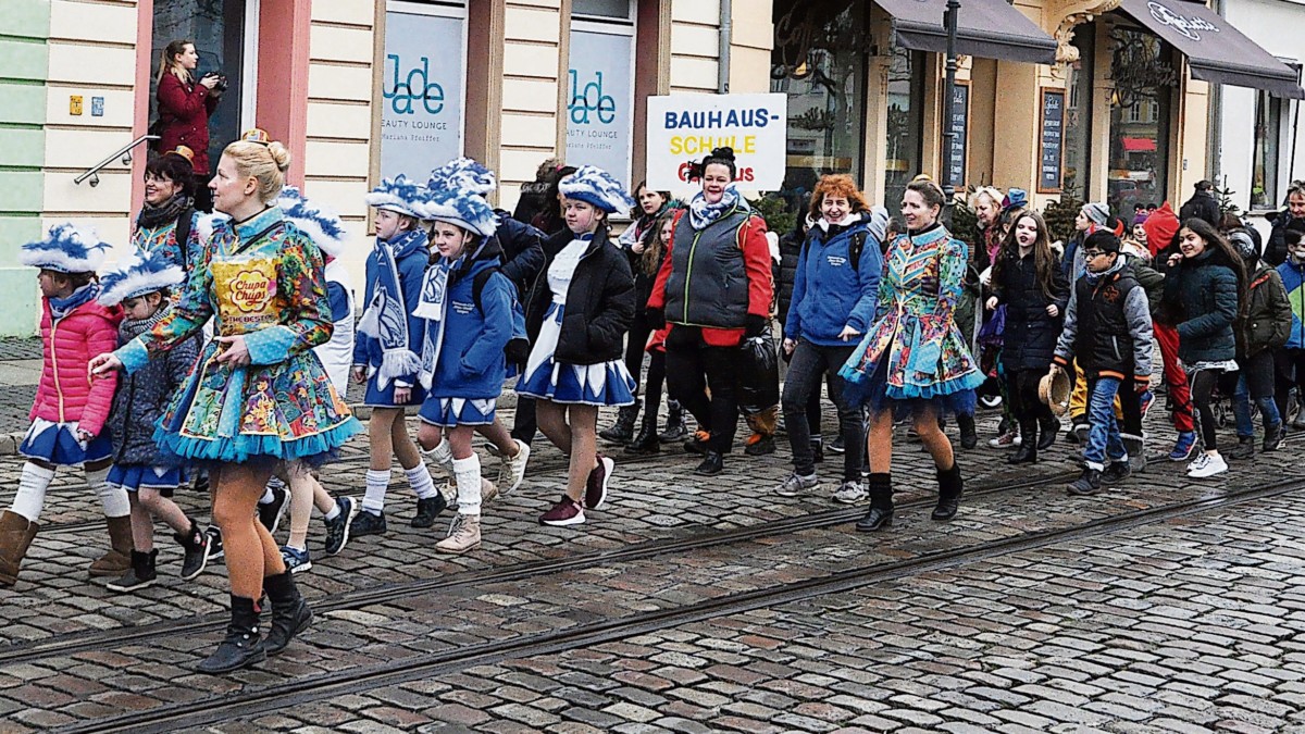 Zug der fröhlichen Kinder in Cottbuser Innenstadt