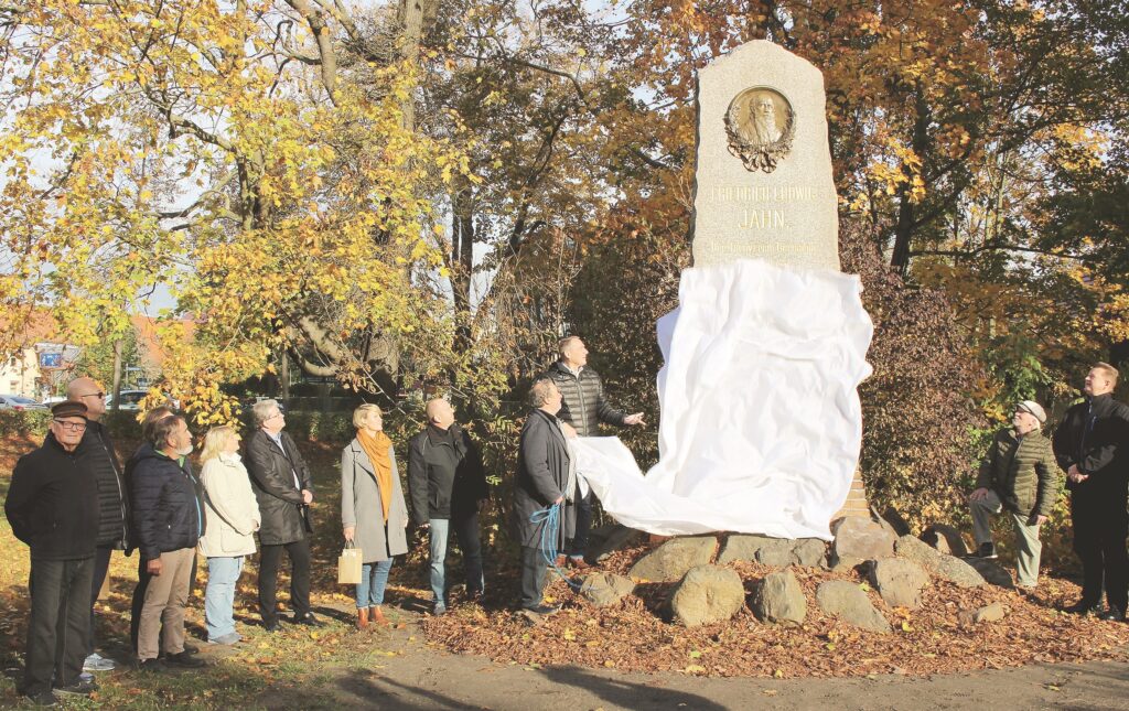 Turnvater-Jahn-Denkmal im Senftenberger Stadtpark wieder komplett