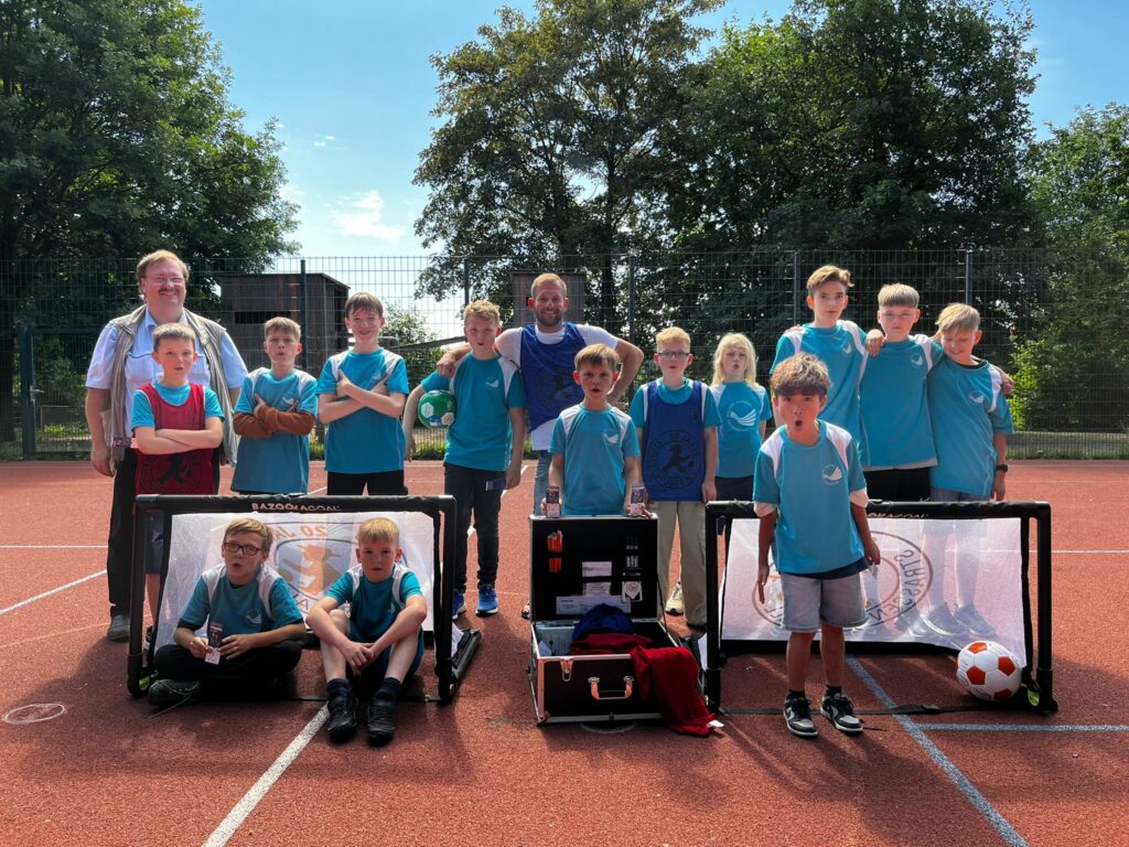 Walther-Rathenau-Grundschule freut sich über Straßenfußball-Set