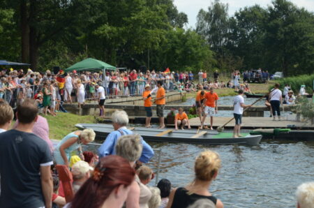 Menschenmenge um Teich versammelt